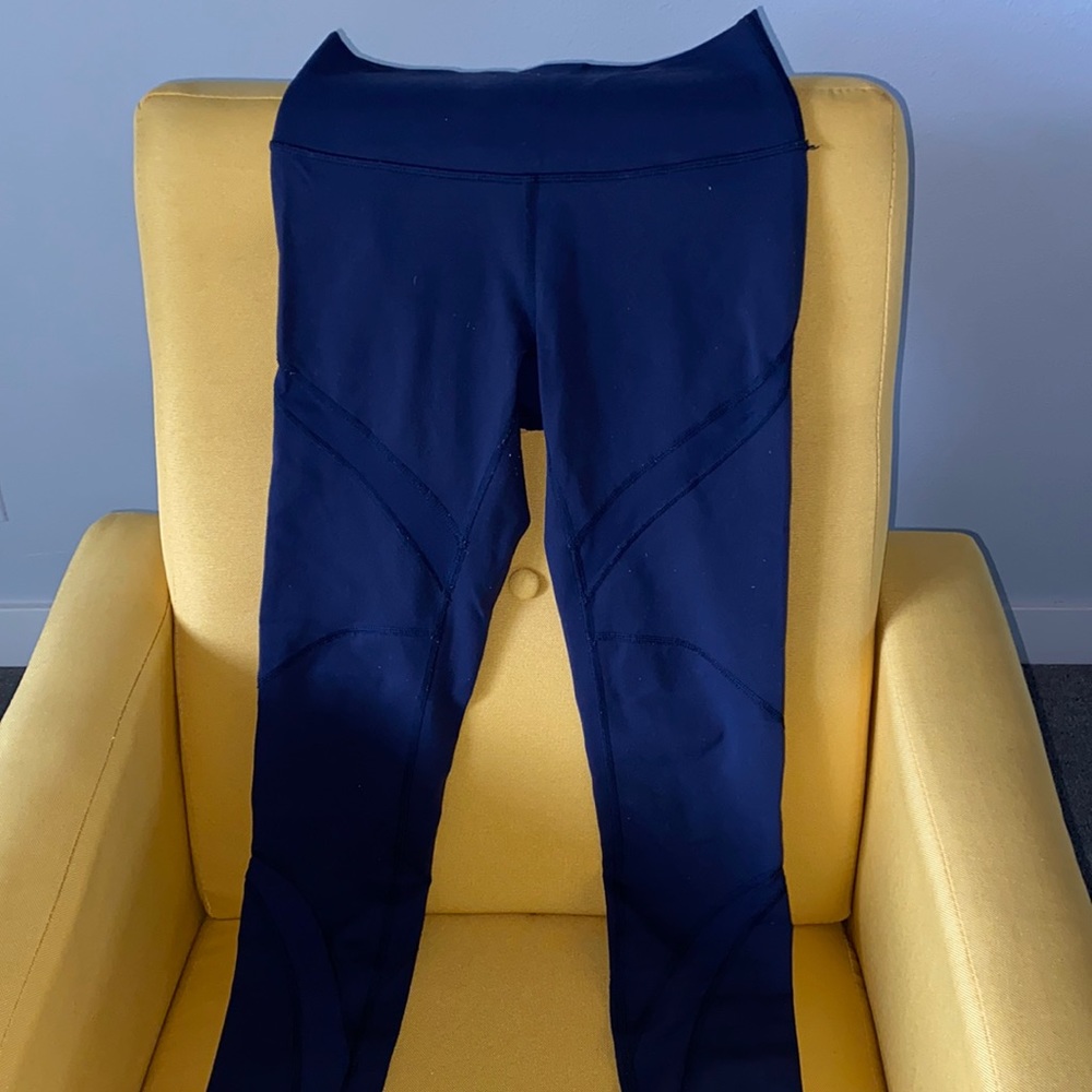 Lululemon navy mesh cutout leggings. Size 6